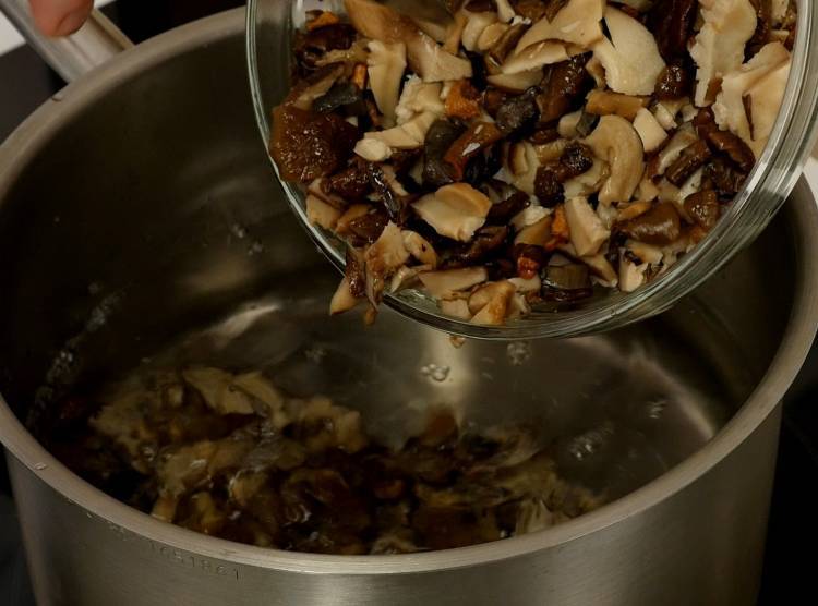 How Long To Soak Dried Mushrooms? (Different Types Times)